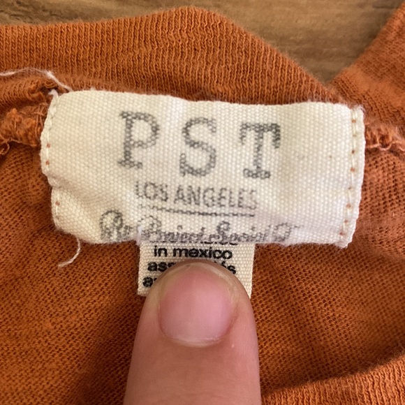 5/$20 💥 DRE922 orange cropped t/shirt with a pocket in the front size small - Picture 3 of 4